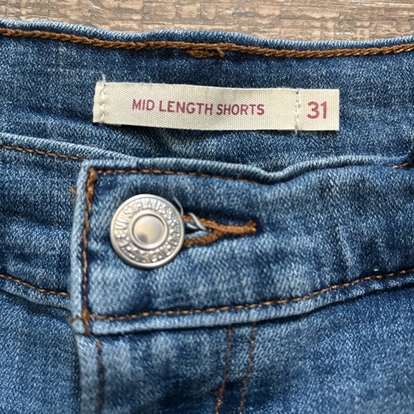 Levi’s Mid Length Denim Shorts - Picture 2 of 3